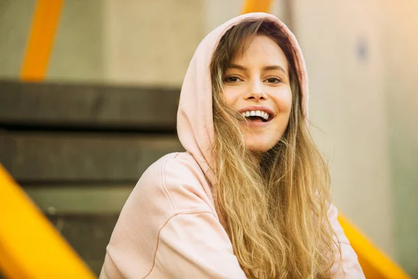 Cool jonge vrouw in roze hoodie — Stockfoto