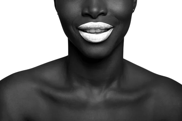 Konzept der mit schwarzer Haut afro Frau lächelt mit Glück bla — Stockfoto