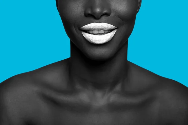 Concept van kleuren met zwarte huid afro vrouw die lacht met happin — Stockfoto