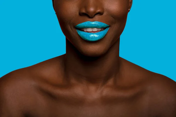 Concept de couleurs avec peau noire afro femme souriant avec happin — Photo