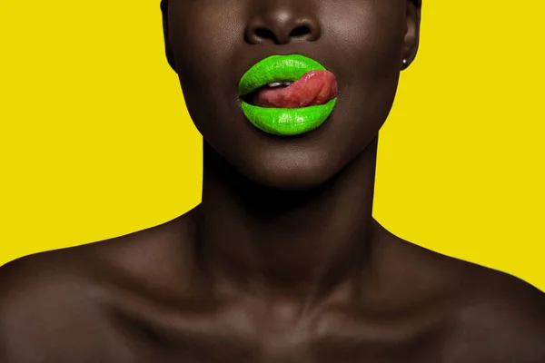 Concept van afro zwart vrouw met groene lippenstift en gele backg — Stockfoto