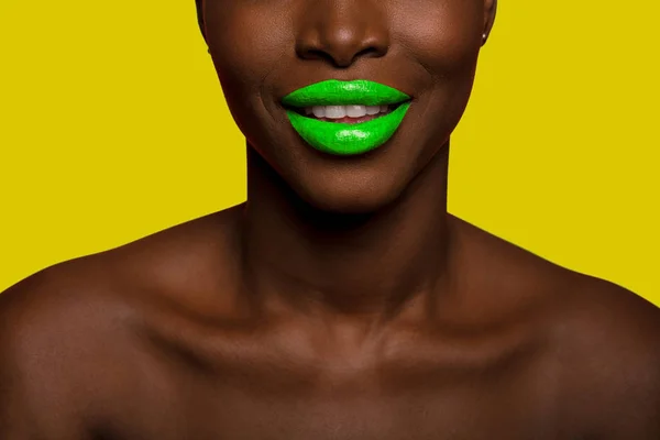 Concept de couleurs avec peau noire afro femme souriant avec happin — Photo