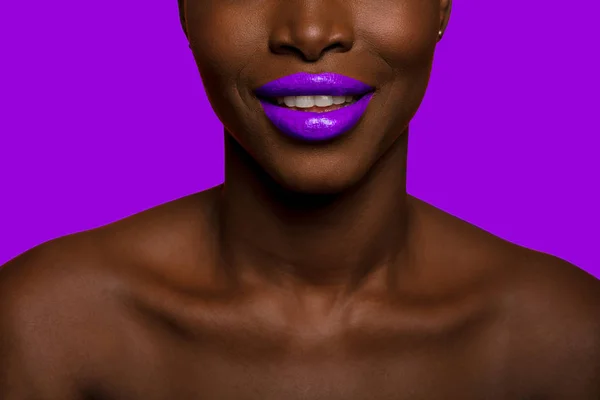 Conceito de cores com a pele preta afro mulher sorrindo com feliz — Fotografia de Stock