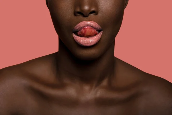 Concetto di colori con pelle nera afro bocca donna con lingua o — Foto Stock