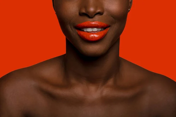 renkleri siyah deri afro kadınla happin ile gülümseyen kavramı