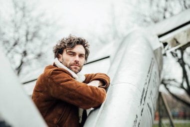 erkeksi ve kendinden emin, ceketli adamı eski uçağın yanında duran bir pilot,