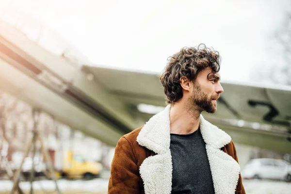 Uomo Virile Sicuro Giacca Pilota Piedi Fuori Con Vecchio Aereo — Foto Stock