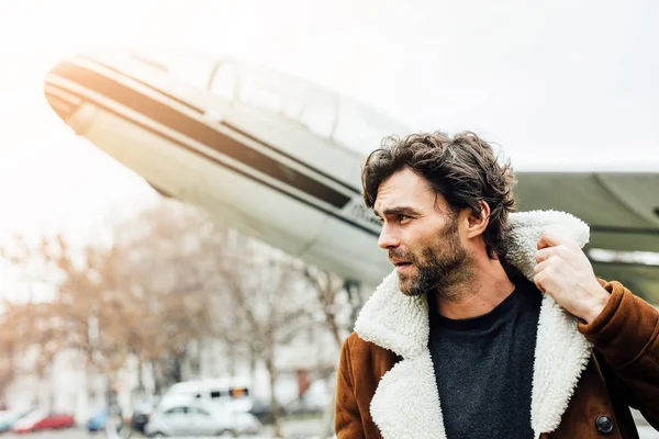 Uomo Virile Sicuro Giacca Pilota Piedi Fuori Con Vecchio Aereo — Foto Stock