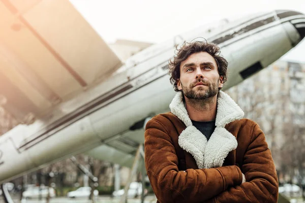 Männlicher Und Selbstbewusster Mann Pilotenjacke Draußen Mit Einem Alten Flugzeug — Stockfoto