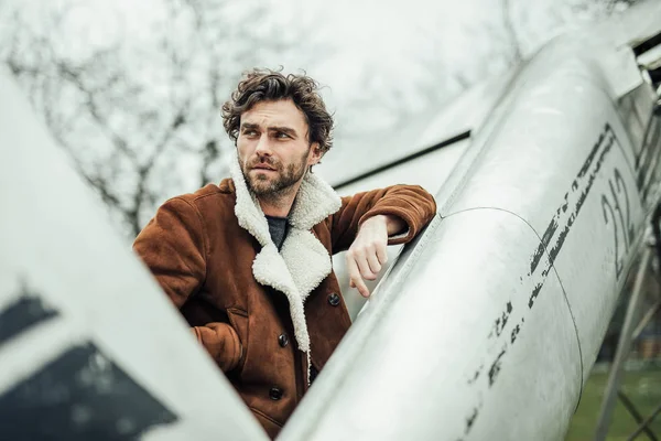 Uomo Virile Sicuro Giacca Pilota Piedi Accanto Vecchio Aereo — Foto Stock