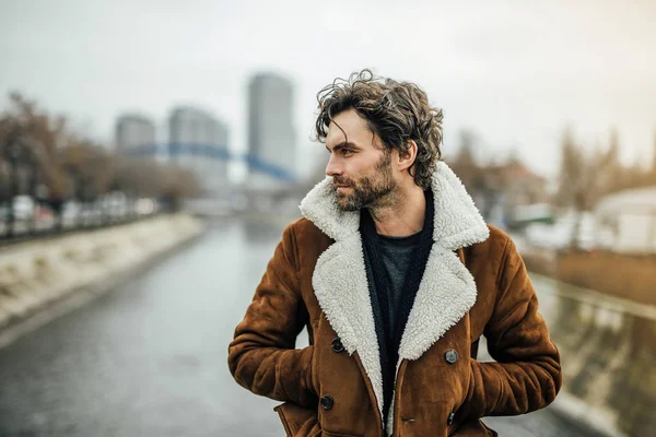 Homem Bonito Sozinho Com Barba Casaco Inverno Outono Lado Rio — Fotografia de Stock