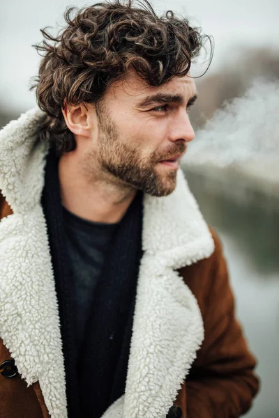Cooler Gutaussehender Mann Der Draußen Zigarette Raucht Und Einem Fliegermantel — Stockfoto