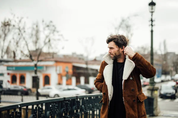 Solo Hombre Guapo Con Barba Abrigo Invierno Otoño Caminando Solo —  Fotos de Stock