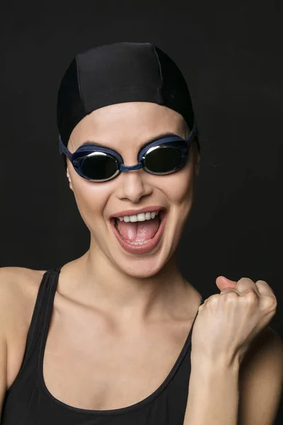 Atış Uygun Genç Kadının Yüzme Kostüm Siyah Arka Plan Üzerine — Stok fotoğraf