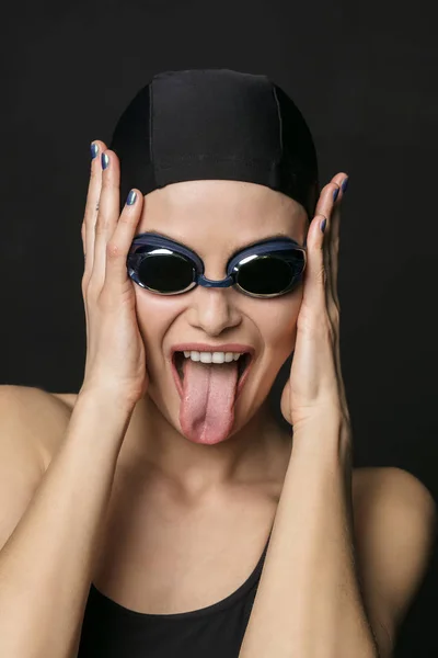 Atış Uygun Genç Kadının Yüzme Kostüm Siyah Arka Plan Üzerine — Stok fotoğraf