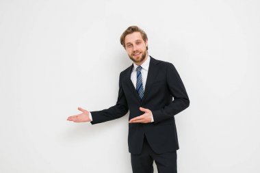 kendine güvenen adam bir iş veya sözleşme, sonuç olarak hazır taraflardan biri veya her ikisi de bir seçim, şık kostüm sakallı sarışın bir adam olarak sunulması