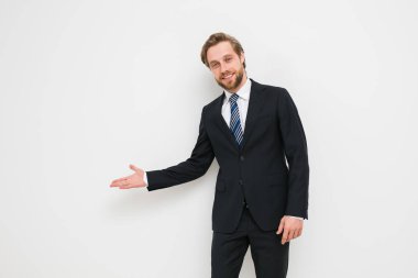 kendine güvenen adam bir iş veya sözleşme, sonuç olarak hazır taraflardan biri veya her ikisi de bir seçim, şık kostüm sakallı sarışın bir adam olarak sunulması