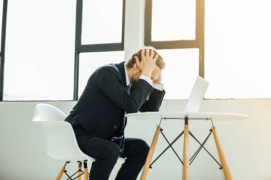 adam kostüm, satış yöneticisi veya korku ile son derece üzgün dizüstü bilgisayar ekranına bakarak, afet görmek borsacı,