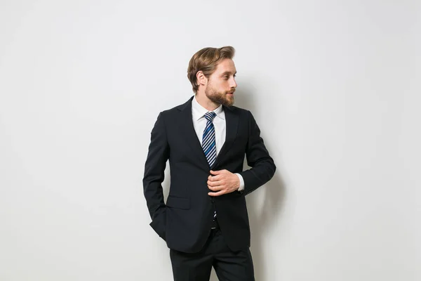 Hombre Elegante Hombre Negocios Pie Pared Blanca Traje Hombre Rubio —  Fotos de Stock