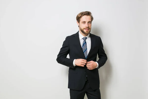 Tipo Rubio Con Barba Traje Elegante Cerrando Abrigo Mirando Con —  Fotos de Stock