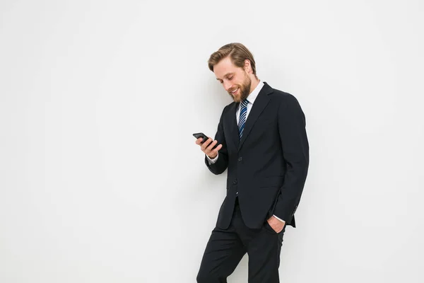 Een Vrolijke Zakenman Praten Telefoonberichten Met Collega Familie Terwijl Het — Stockfoto