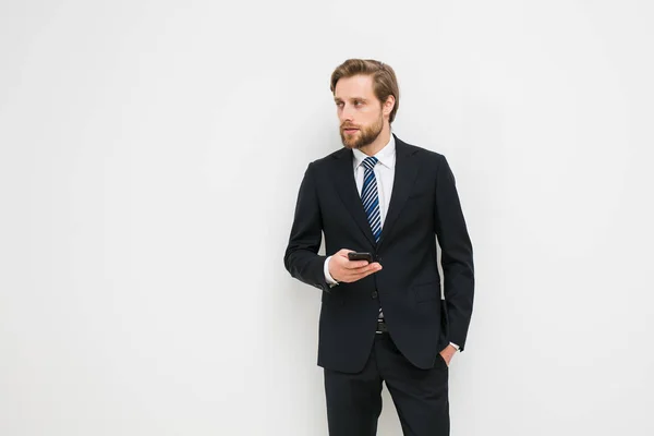 Κομψό Άνδρα Επιχειρηματίας Στέκεται Πάνω Λευκό Τοίχο Κοστούμι Ξανθός Άνδρας — Φωτογραφία Αρχείου