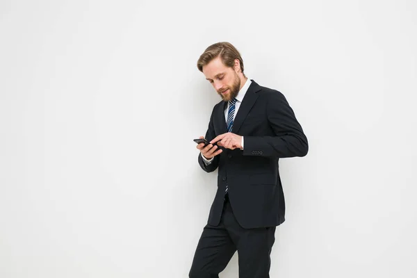 Ein Fröhlicher Geschäftsmann Der Während Der Arbeit Mit Kollegen Oder — Stockfoto