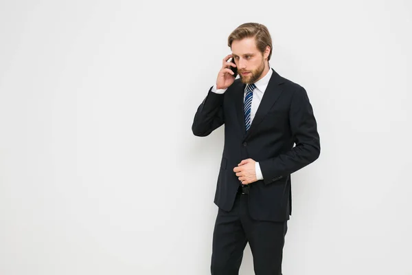 Biznesmen Elegancki Garnitur Dojrzały Mężczyzna Brodą Noszenie Poważnej Rozmowy Przez — Zdjęcie stockowe