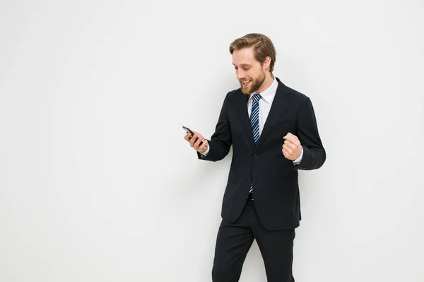 Elegant Blond Man Med Skägg Kostym Med Mobiltelefon Handen Mycket — Stockfoto