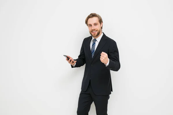 Elegant Blond Man Med Skägg Kostym Med Mobiltelefon Handen Mycket — Stockfoto