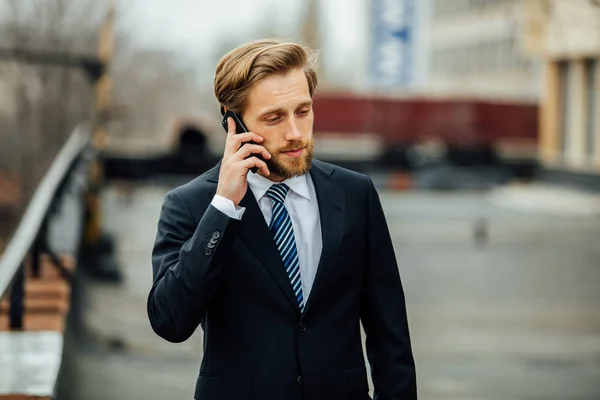 Homem Negócios Terno Elegante Ter Uma Conversa Agradável Telefone Móvel — Fotografia de Stock