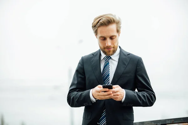 Geschäftsmann Eleganten Outfit Mit Handy Irgendwo Freien — Stockfoto