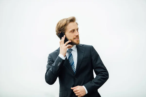 Affärsman Elegant Kostym Med Ett Trevligt Föredrag Mobiltelefon Någonstans Gatan — Stockfoto