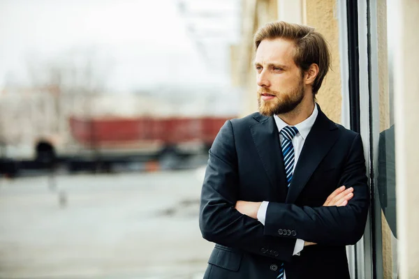 Elegant Blond Man Kostym Mogen Med Skägg Lutad Mot Byggnad — Stockfoto