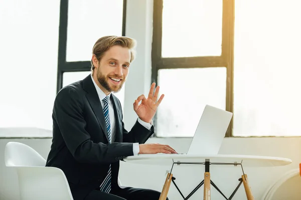 Uomo Elegante Costume Direttore Vendite Guardando Con Fiducia Sorridere Alla — Foto Stock