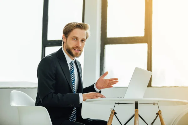 Elegante Man Pak Werken Laptop Zijn Kantoor Venster Kijken Naar — Stockfoto