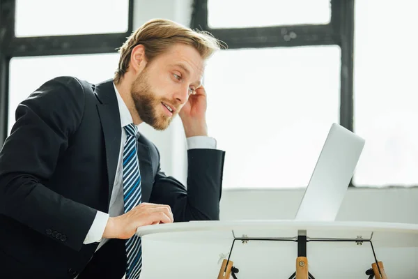 Affärsman Elegant Kostym Ser Väldigt Upprörd Laptop Besviken Med Förlust — Stockfoto