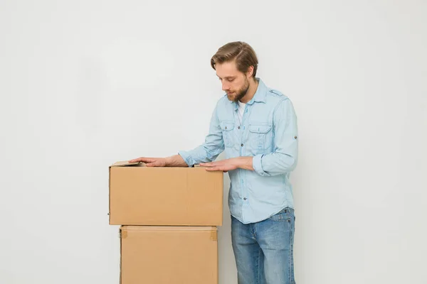 Young Casual Man Beard Looking His Cardboard Boxes Ready Carry — Stock Photo, Image