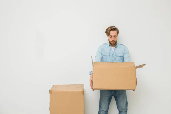 Verrast Jonge Man Staan Tegen Een Witte Muur Kijken Naar — Stockfoto