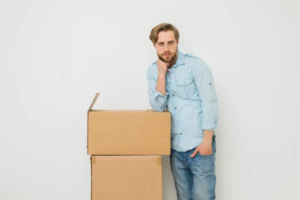 Blonde Man Beard Standing Relaxed Next His Things Packed Cardboard — Stock Photo, Image