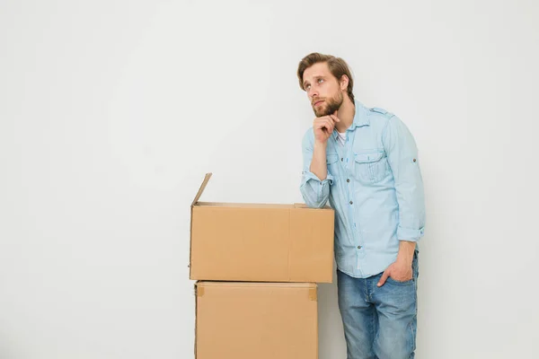 Blonde Man Beard Standing Relaxed Next His Things Packed Cardboard — Stock Photo, Image