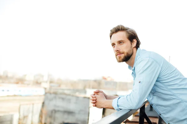 Lässiger Schöner Blonder Mann Der Draußen Blauem Hemd Steht Lächelt — Stockfoto