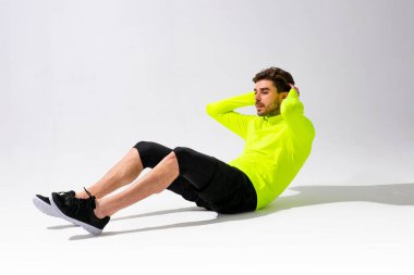 mekik çeken, antrenman yapan ve formda kalan genç normal insanlar.