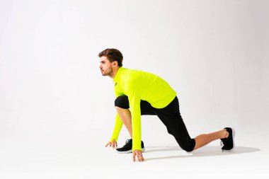 Başlangıç pozisyonunda koşmaya hazır genç normal kişi