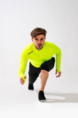 Genç normal insan koşmaya hazır bir şekilde başlangıç pozisyonunda duruyor