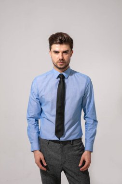 Yakışıklı ve genç adam, işe gitmek için resmi bir kıyafet giyiyor.