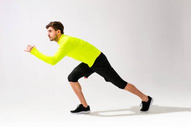 Genç normal insanlar spor yapıyor, koşuyor, stüdyo çekimlerinde beyazlar izole edilmiş.