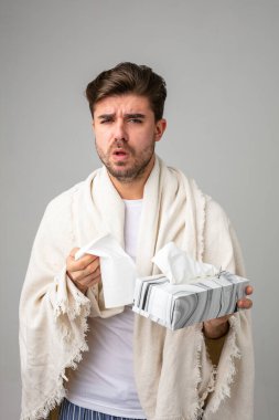 Ellerinde peçeteyle hapşıran soğuk, hasta adamlar.