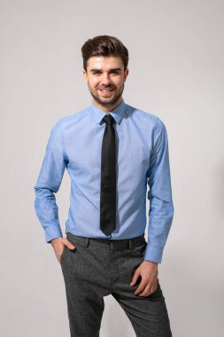Yakışıklı ve genç adam, işe gitmek için resmi bir kıyafet giyiyor.