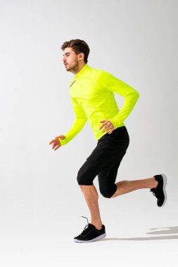 Genç normal insanlar spor yapıyor, koşuyor, stüdyo çekimlerinde beyazlar izole edilmiş.